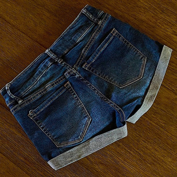 •LONDON 90’s VINTAGE, Low Rise Jean Shorts - Picture 2 of 12